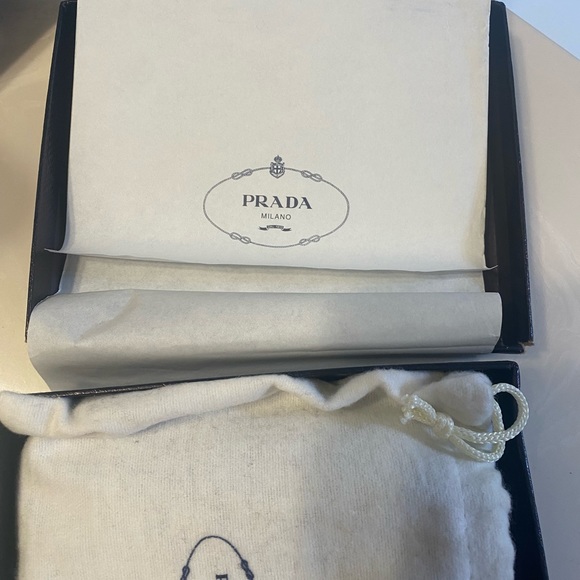 Prada wallet almost new dust bag and original box - Picture 9 of 9